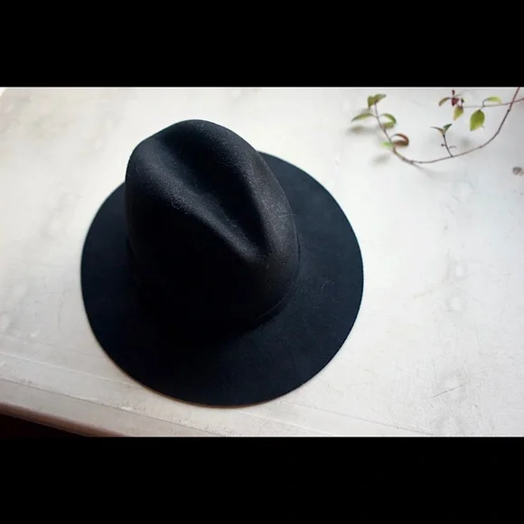 Banana Republic | Accessories | Banana Republic Wool Andrea  display picture 3